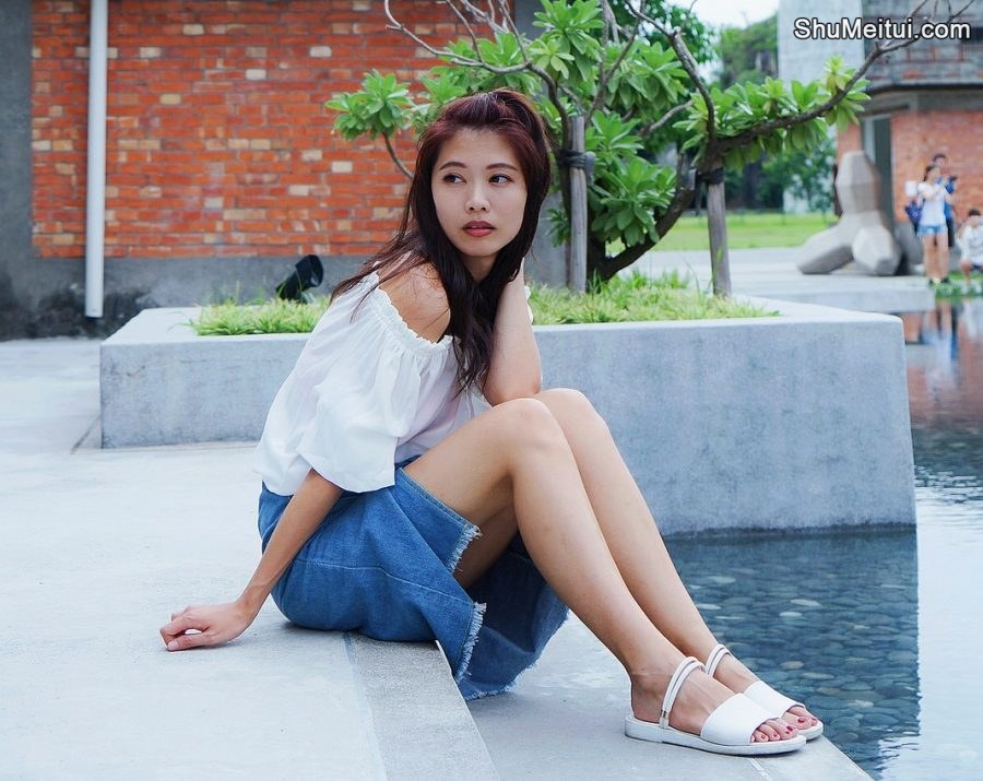 CC姐穿开叉牛仔裙外拍在水边把鞋也脱掉了[第3张/共41张]