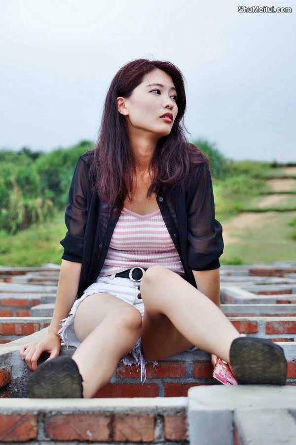 CC姐又再穿超短牛仔短裤秀美腿 不穿高跟鞋太可惜了[第34张/共50张]