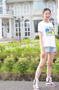 外出穿牛仔短裤腿型不错