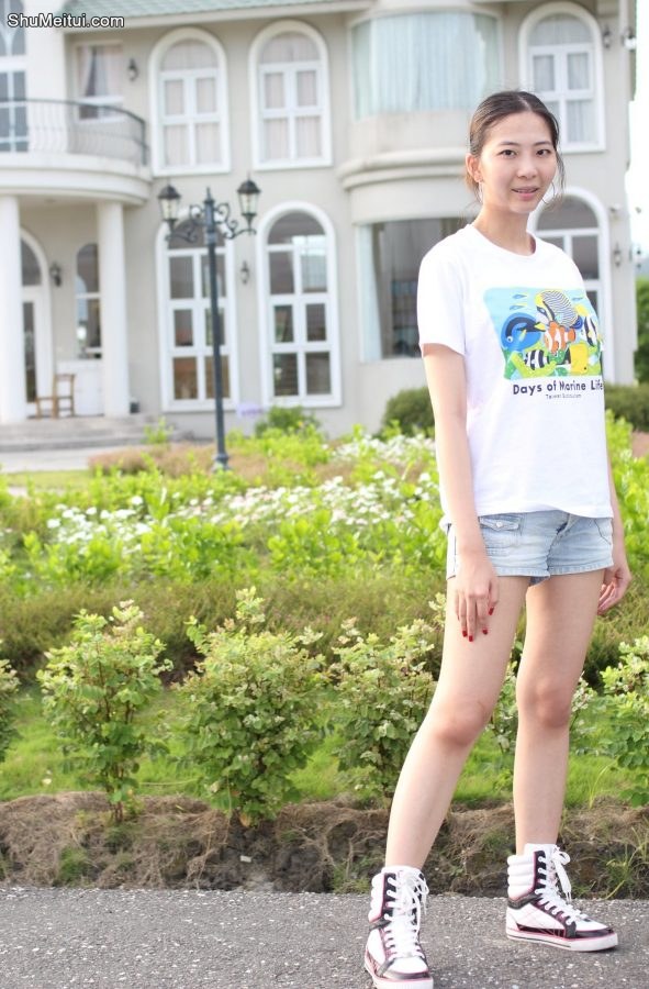 外出穿牛仔短裤腿型不错[第1张/共16张]