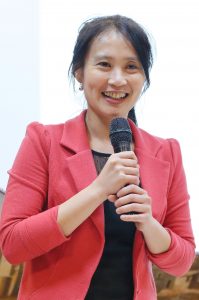 在钢琴边翘腿准备表演的演奏家