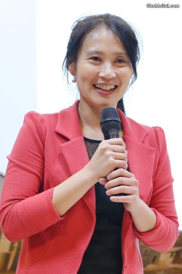 在钢琴边翘腿准备表演的演奏家[第1张/共6张]