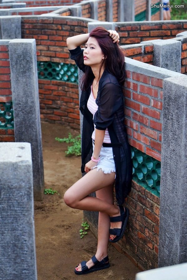 CC姐又再穿超短牛仔短裤秀美腿 不穿高跟鞋太可惜了[第44张/共50张]