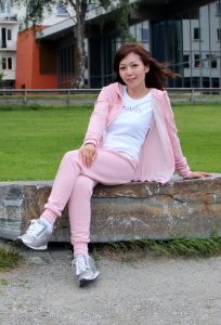 知风姐身穿粉色运动装畅游挪威小镇