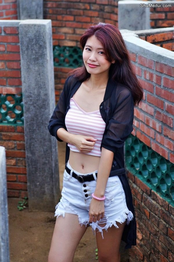 CC姐又再穿超短牛仔短裤秀美腿 不穿高跟鞋太可惜了[第47张/共50张]