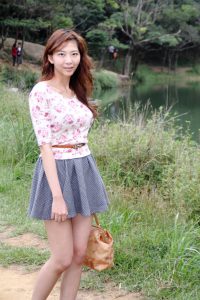 魅力的年轻人妻穿高跟鞋走进大自然