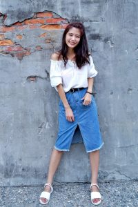 CC姐穿开叉牛仔裙外拍在水边把鞋也脱掉了