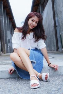 CC姐穿开叉牛仔裙外拍在水边把鞋也脱掉了