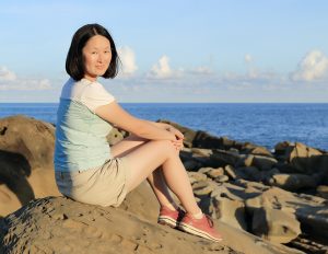 Elin姐在海边时展示光滑白皙的大腿2