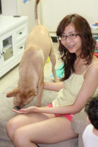 李鸽鸽在家穿短裤拖鞋和二哈拍合照