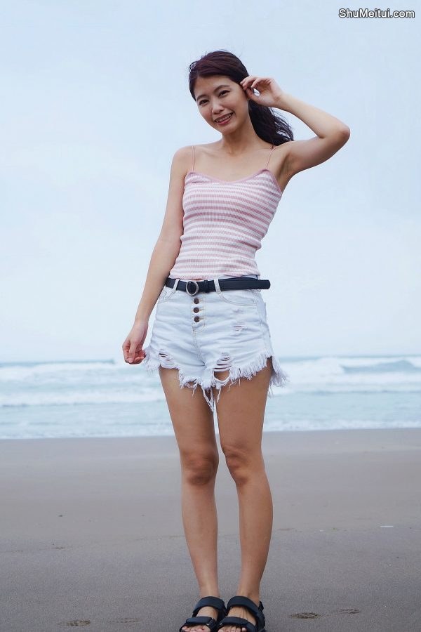 CC姐又再穿超短牛仔短裤秀美腿 不穿高跟鞋太可惜了[第19张/共50张]