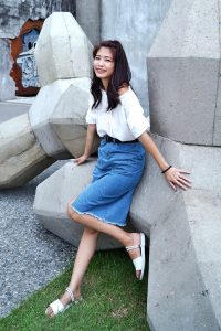 CC姐穿开叉牛仔裙外拍在水边把鞋也脱掉了