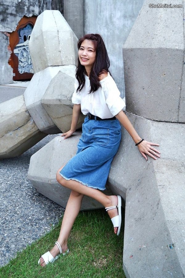 CC姐穿开叉牛仔裙外拍在水边把鞋也脱掉了[第24张/共41张]