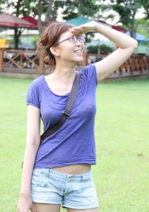 文质彬彬的气质女人光腿外拍