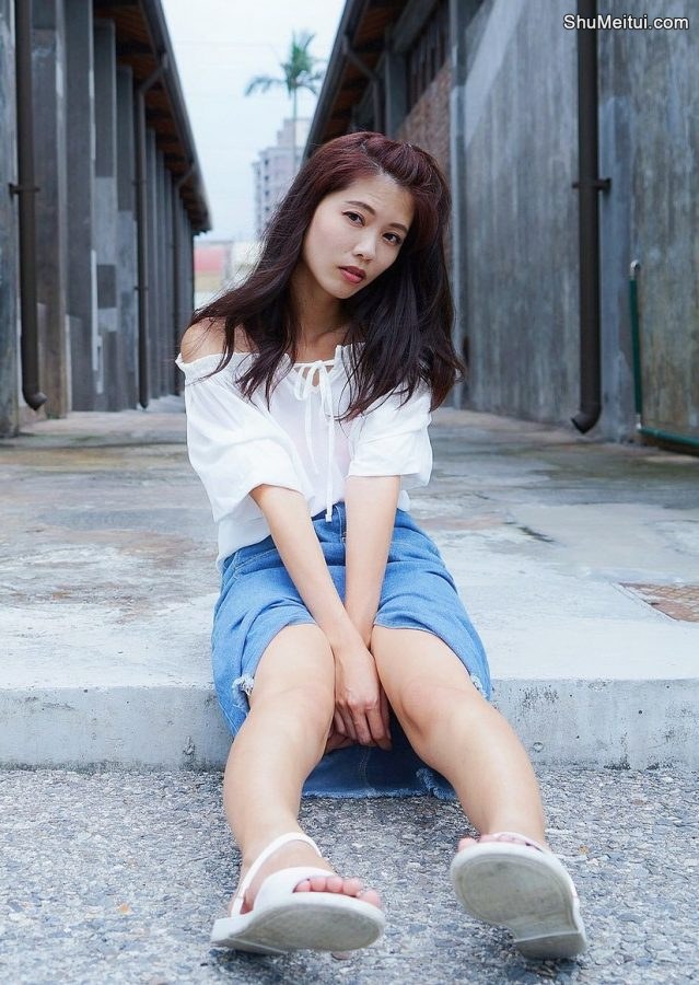 CC姐穿开叉牛仔裙外拍在水边把鞋也脱掉了[第16张/共41张]