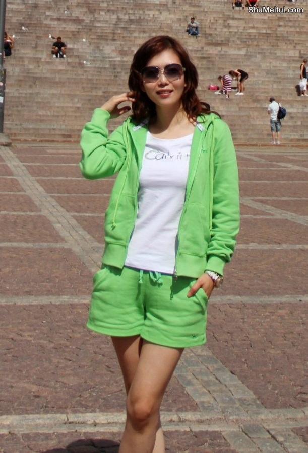 知风在赫尔辛基的蓝天白云下展示美好身材[第4张/共9张]