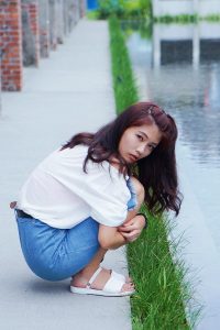 CC姐穿开叉牛仔裙外拍在水边把鞋也脱掉了