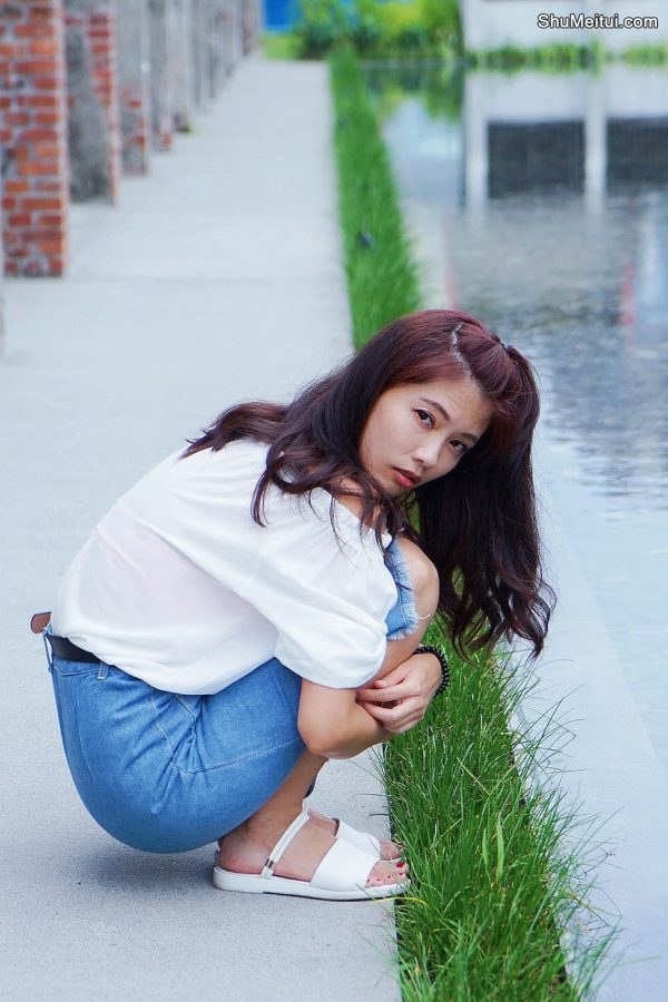 CC姐穿开叉牛仔裙外拍在水边把鞋也脱掉了[第11张/共41张]