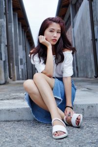 CC姐穿开叉牛仔裙外拍在水边把鞋也脱掉了