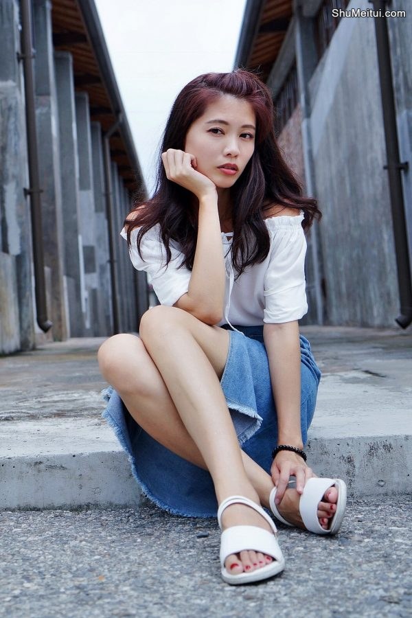 CC姐穿开叉牛仔裙外拍在水边把鞋也脱掉了[第17张/共41张]