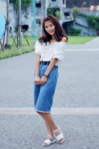 CC姐穿开叉牛仔裙外拍在水边把鞋也脱掉了