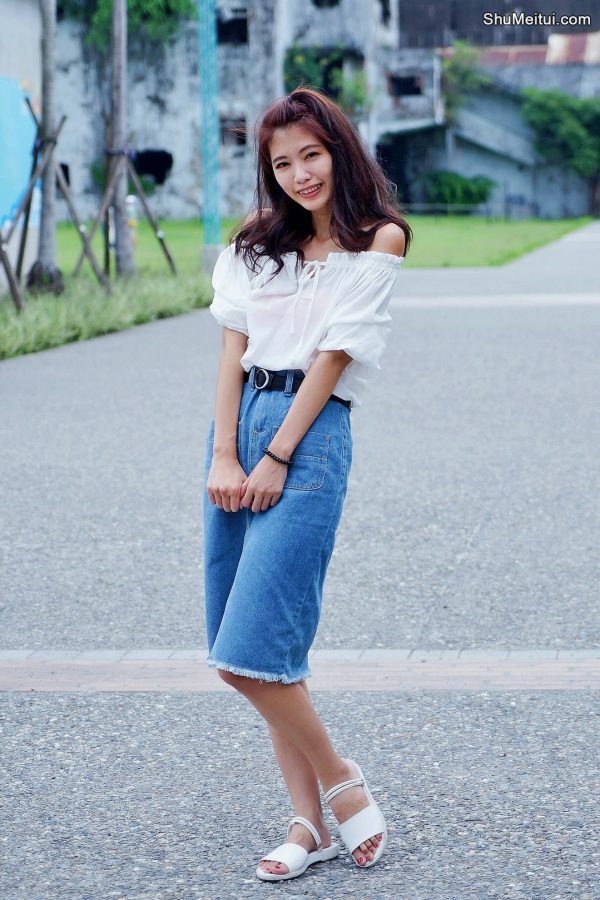 CC姐穿开叉牛仔裙外拍在水边把鞋也脱掉了[第34张/共41张]