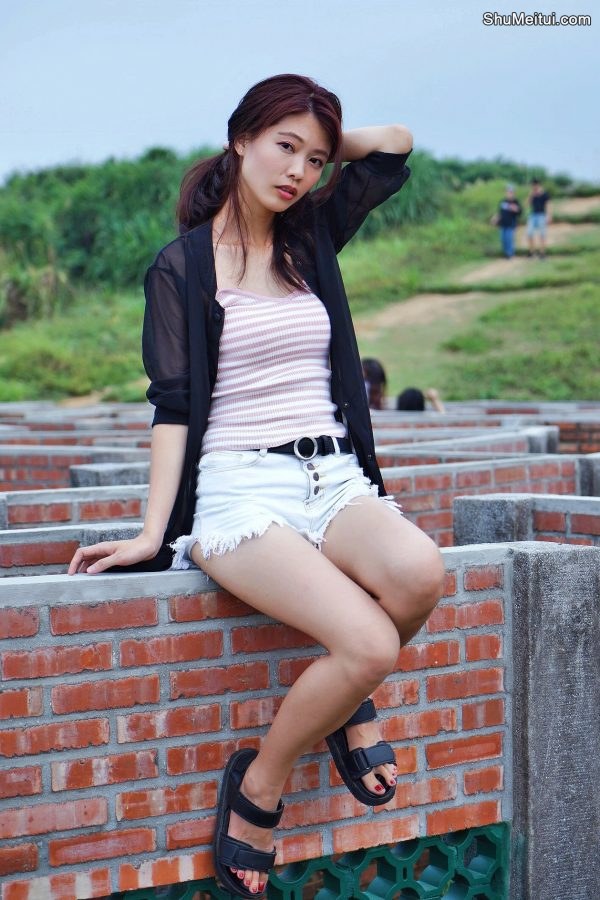 CC姐又再穿超短牛仔短裤秀美腿 不穿高跟鞋太可惜了[第40张/共50张]