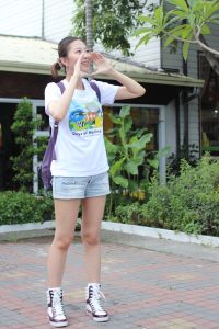 外出穿牛仔短裤腿型不错