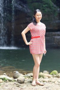 Elin姐去山里旅行秀白腿