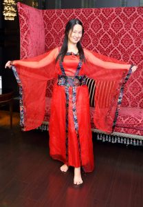 熟女Elin姐穿上古装在闺房露白足