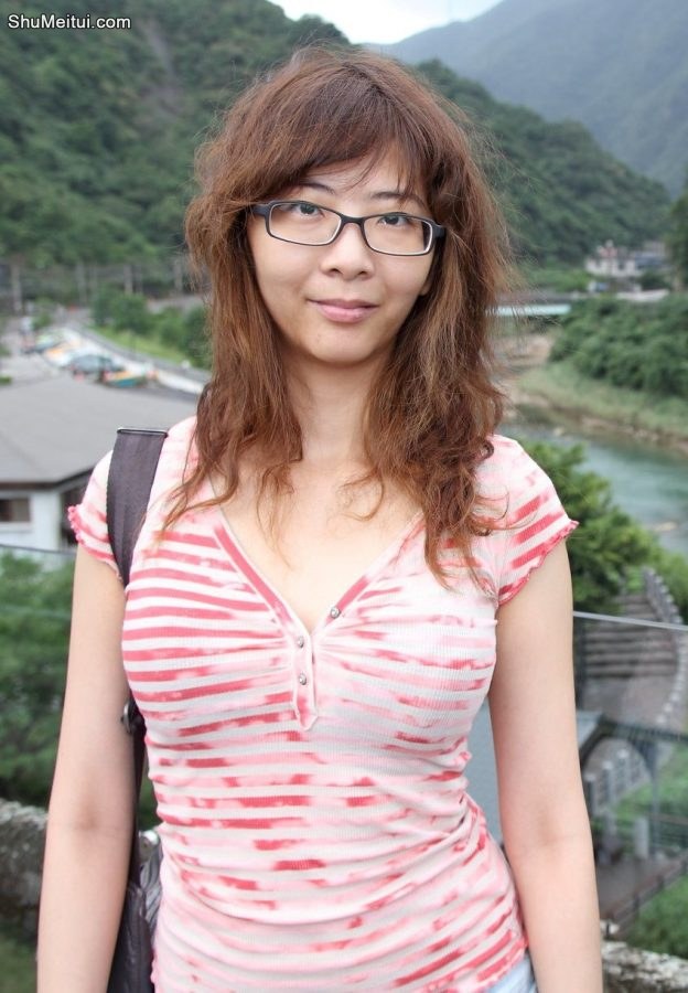 李鸽鸽穿低胸T恤展示优美曲线[第4张/共12张]