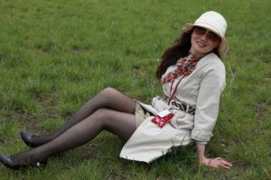 成熟大气的伊人姐在草地上展示黑丝腿