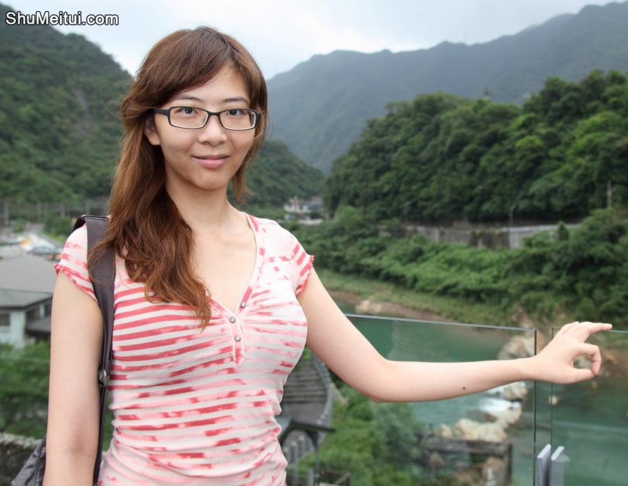 李鸽鸽穿低胸T恤展示优美曲线[第5张/共12张]