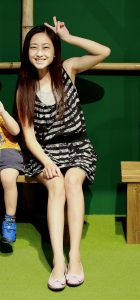 林芳芳笑容灿烂玉腿修长