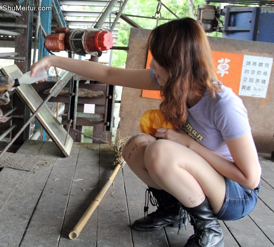 李鸽鸽穿超短牛仔裙配个性肉色丝袜[第14张/共17张]