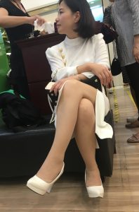 逛商场累了翘二郎腿休息的气质美妇