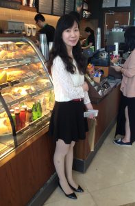 在蛋糕店里穿丝袜高跟留影的邻家姐姐