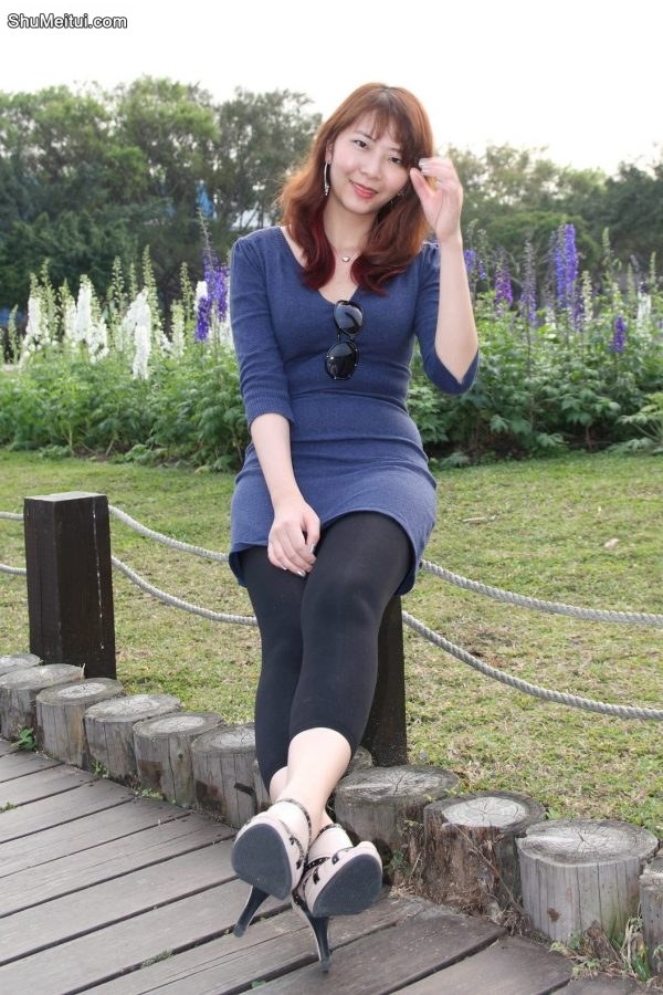 李鸽鸽穿黑色裤袜再公园摆出各种姿势[第13张/共16张]