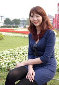 李鸽鸽穿黑色裤袜再公园摆出各种姿势