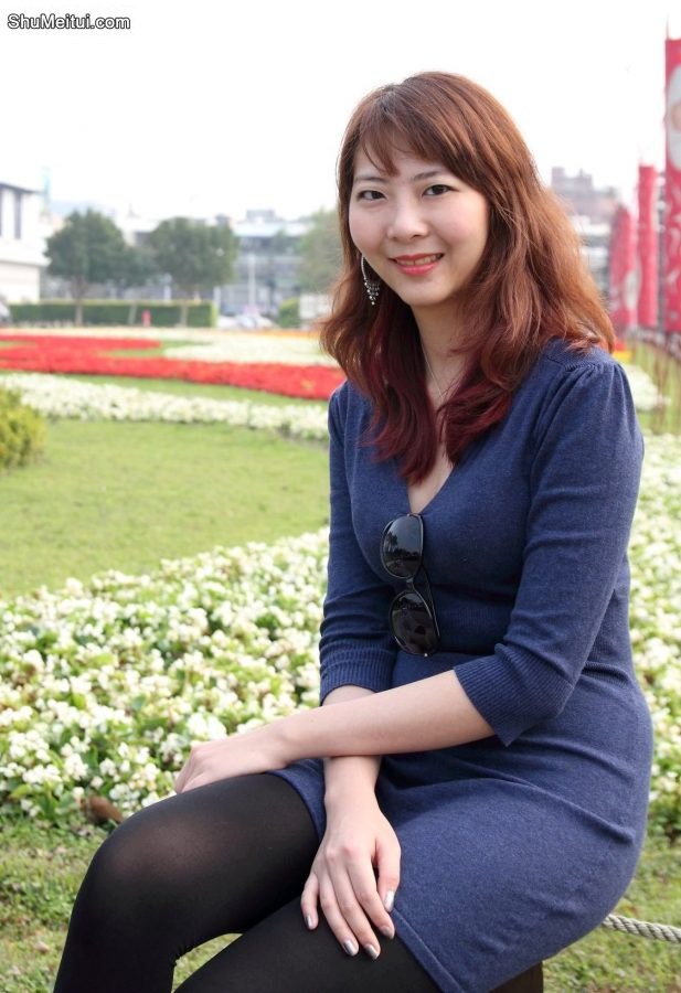 李鸽鸽穿黑色裤袜再公园摆出各种姿势[第8张/共16张]