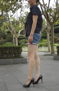 在公园长椅上休息的白腿大姐 细高跟好看腿又白