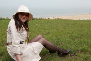 成熟大气的伊人姐在草地上展示黑丝腿