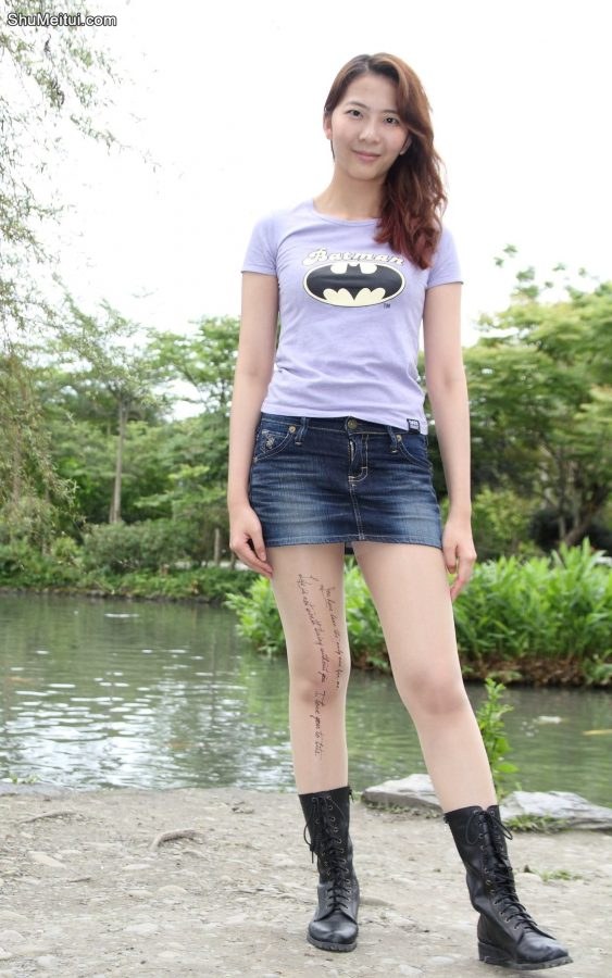 李鸽鸽穿超短牛仔裙配个性肉色丝袜[第2张/共17张]