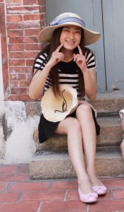 林芳芳笑容灿烂玉腿修长