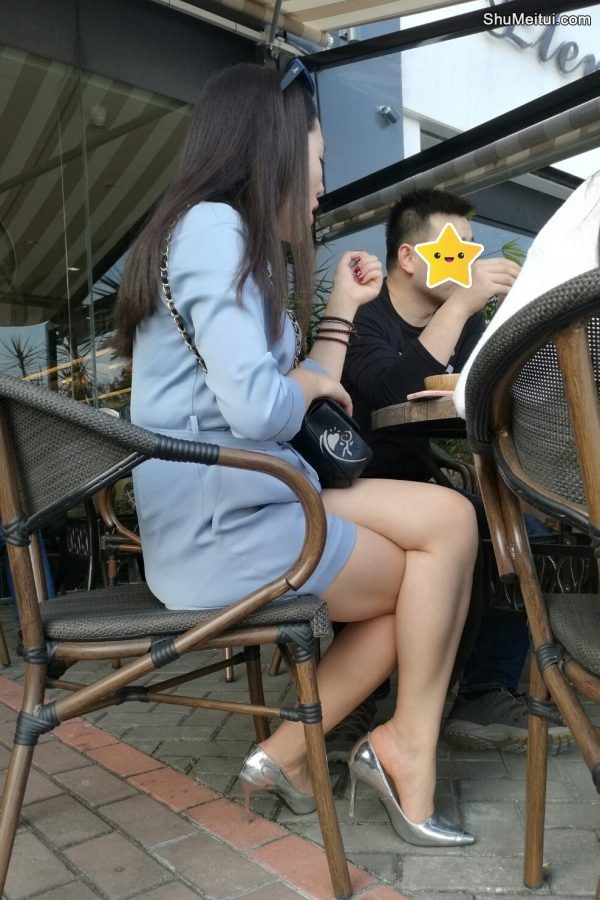 街上拍在路边吃东西的时尚美女 脚上穿了漂亮的金属高跟鞋[第3张/共5张]