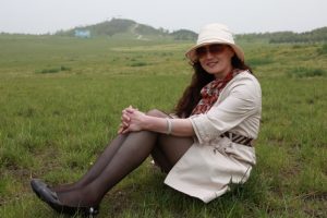 成熟大气的伊人姐在草地上展示黑丝腿