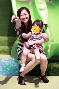 长直发美姐游乐场里的热裤棉袜子