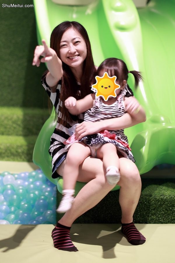 长直发美姐游乐场里的热裤棉袜子[第2张/共3张]