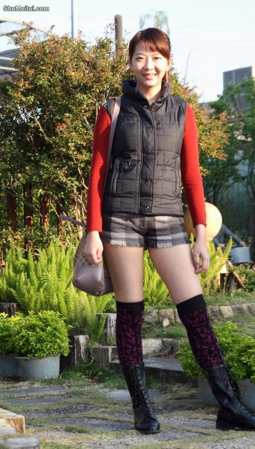 李鸽鸽热裤筒袜丰满大腿再来一套[第1张/共9张]