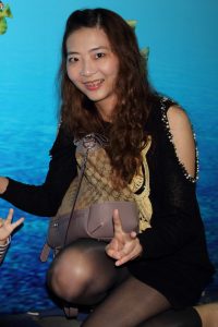 李鸽鸽蹲在地上展示充满光泽的黑丝袜